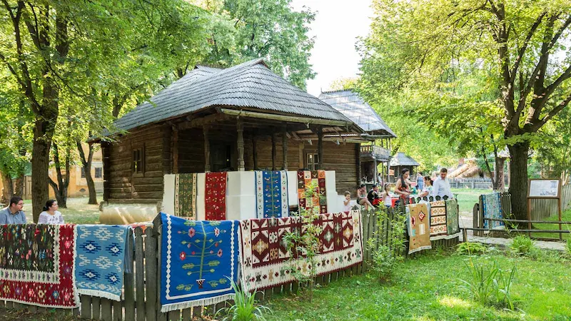 Tur Bucuresti activ cu parcuri si Muzeul Satului